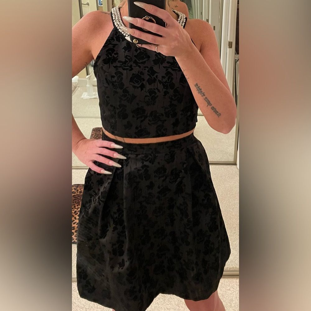 FRANCESCAS cocktail dress with flower detail. Size medium